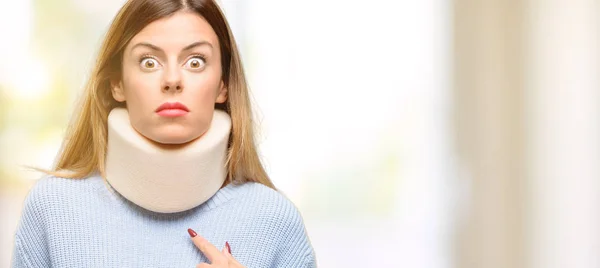 Young Injured Woman Wearing Neck Brace Collar Happy Surprised Cheering — Stock Photo, Image