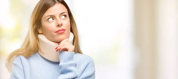 Young Gewonde Vrouw Dragen Nek Brace Kraag Denken Opzoeken Uiten — Stockfoto