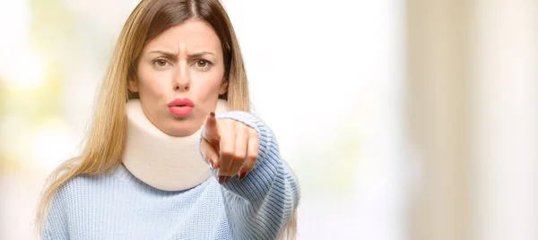 Young Injured Woman Wearing Neck Brace Collar Pointing Front Finger — Stock Photo, Image