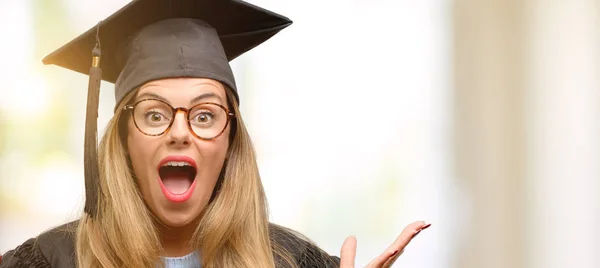 Joven Estudiante Universitaria Graduada Feliz Sorprendida Animando Expresando Gesto Wow — Foto de Stock