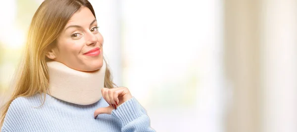 Mujer Joven Lesionada Con Cuello Ortopédico Cuello Orgulloso Emocionado Arrogante —  Fotos de Stock