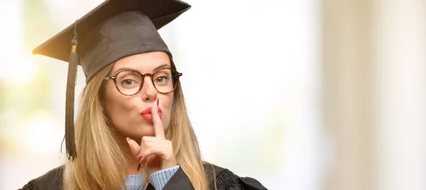 Mladá Žena University Postgraduální Student Ukazováček Rty Požádejte Zticha Mlčení — Stock fotografie