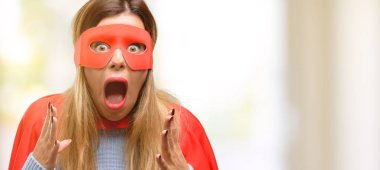 Genç süper kadın stresli kafasına, panik içinde dehşete ellerini tutmak, bağırarak