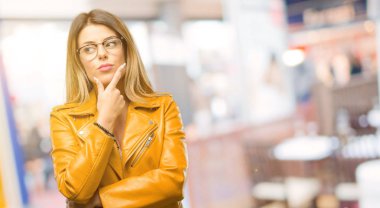 Güzel ve genç birbayan şüphe ifade, şaşırtmak ve kavramı, restoranda belirsiz gelecek merak ediyorum