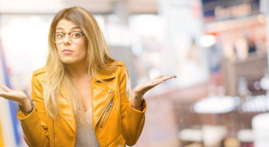 Güzel ve genç birbayan şüphe ifade, şaşırtmak ve kavramı, restoranda belirsiz gelecek merak ediyorum