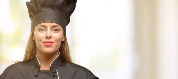 Jeune Cuisinière Confiante Heureuse Avec Grand Sourire Naturel Riant — Photo