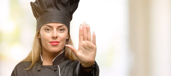 Jovem Cozinheira Irritada Com Atitude Fazendo Stop Sign Com Mão — Fotografia de Stock