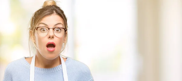 Young Woman Shop Owner Wearing Apron Scared Shock Expressing Panic — Stock Photo, Image