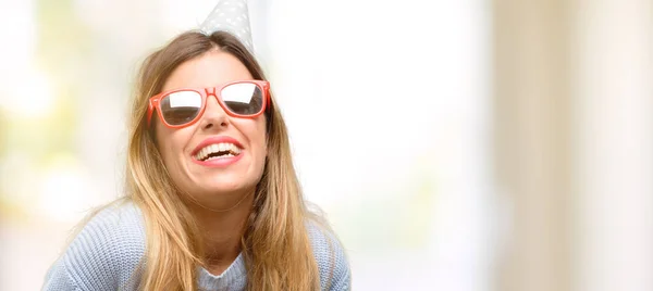 Joven Mujer Celebra Cumpleaños Seguro Feliz Con Una Gran Sonrisa —  Fotos de Stock