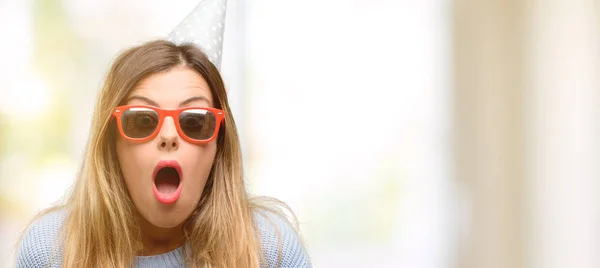 Jonge Vrouw Viert Verjaardag Bang Schok Uitdrukken Van Paniek Angst — Stockfoto