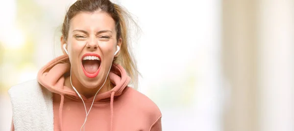 Mujer Deportiva Joven Que Usa Sudadera Entrenamiento Estresante Aterrorizada Por — Foto de Stock