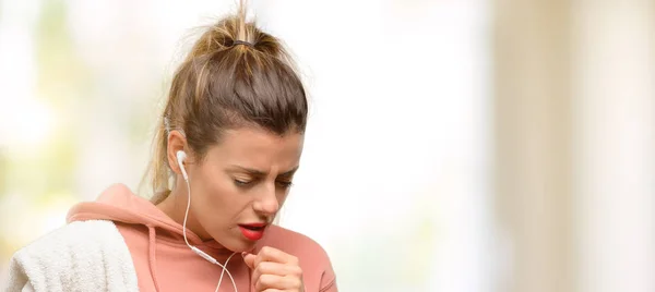 Mujer Deportiva Joven Que Usa Sudadera Entrenamiento Enferma Tos Que — Foto de Stock