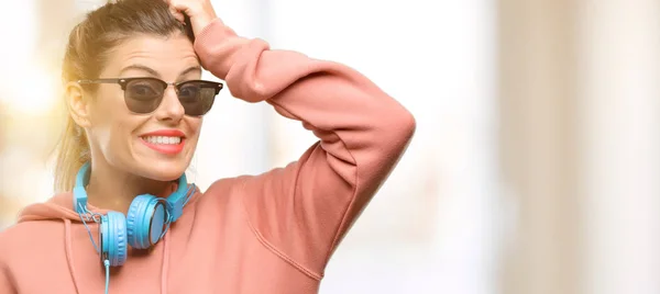 Mujer Deportiva Joven Con Auriculares Gafas Sol Levantando Dedo Número — Foto de Stock