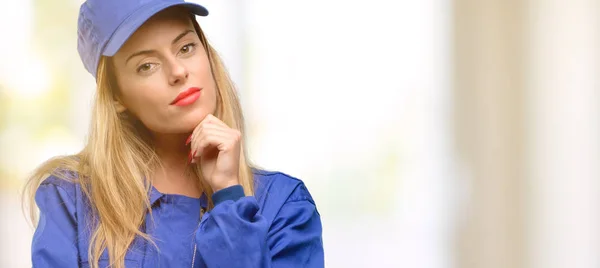 Jonge Loodgieter Vrouw Denken Opzoeken Uiten Twijfel Verwondering — Stockfoto