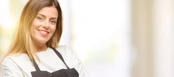 Winkel Eigenaar Vrouw Dragen Schort Met Gekruiste Armen Zelfverzekerd Blij — Stockfoto