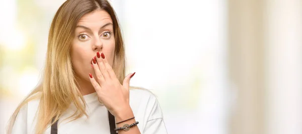 Κατάστημα Ιδιοκτήτης Γυναίκα Φοράει Την Ποδιά Καλύπτει Στόμα Κατάσταση Σοκ — Φωτογραφία Αρχείου