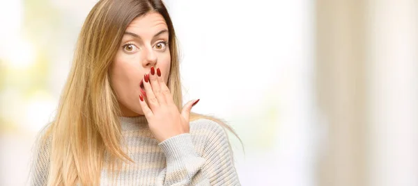 Νεαρή Όμορφη Γυναίκα Καλύπτει Στόμα Κατάσταση Σοκ Φαίνεται Ντροπαλός Εκφράζοντας — Φωτογραφία Αρχείου