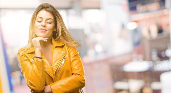 Mooie Jonge Vrouw Denken Opzoeken Uiten Twijfel Vraag Restaurant — Stockfoto