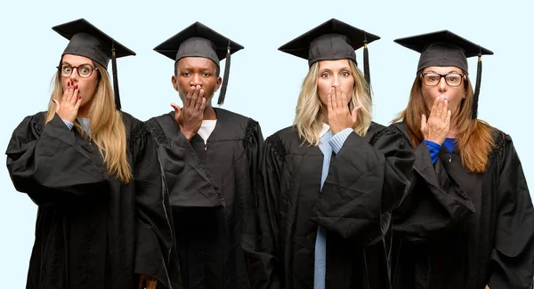 教育理念上 大学毕业生妇女与人群在休克中的嘴巴 显得害羞 表达沉默和错误的概念 — 图库照片