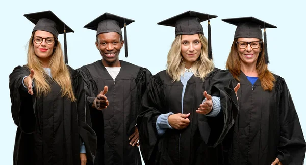 教育コンセプト大学大学院女性および人のグループ握手ポーズを歓迎する 信頼と成功のコンセプトを表現する 挨拶の手を保持しています — ストック写真