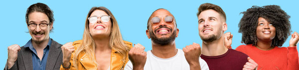 Группа смешанных людей, женщины и мужчины счастливы и взволнованы празднованием победы, выражая большой успех, власть, энергию и положительные эмоции. Празднует новую работу радостно
