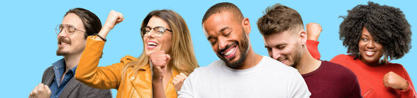 Группа смешанных людей, женщины и мужчины счастливы и взволнованы празднованием победы, выражая большой успех, власть, энергию и положительные эмоции. Празднует новую работу радостно
