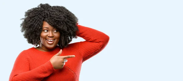 Hermosa Mujer Africana Apuntando Hacia Lado Con Dedo Fondo Azul —  Fotos de Stock