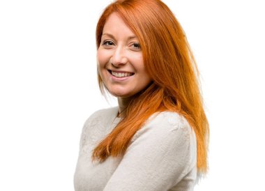 Güzel genç Kızıl saçlı kadın kendinden emin ve mutlu bir büyük doğal gülümseme beyaz arka plan üzerinde izole gülüyor