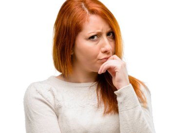 Güzel genç Kızıl saçlı kadın şüphe ifade, şaşırtmak ve kavramı, gelecek beyaz arka plan üzerinde izole belirsiz merak ediyorum