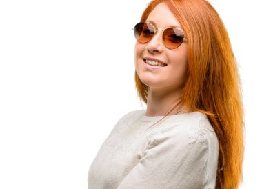 Güzel genç Kızıl saçlı kadın kendinden emin ve mutlu bir büyük doğal gülümseme beyaz arka plan üzerinde izole gülüyor
