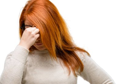 Güzel genç Kızıl saçlı kadın olmak ve aşırı yorgun, Uykulu ifade ile beyaz arka plan üzerinde izole yorgunluk nedeniyle rubbes burun