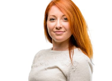 Güzel genç Kızıl saçlı kadın kendinden emin ve mutlu bir büyük doğal gülümseme beyaz arka plan üzerinde izole gülüyor