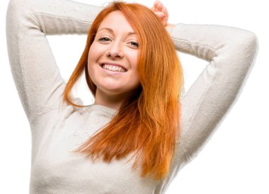 Güzel genç Kızıl saçlı kadın kendinden emin ve mutlu beyaz arka plan üzerinde izole büyük bir doğal gülümseme ile