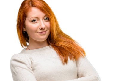 Güzel genç Kızıl saçlı kadın kendinden emin ve mutlu bir büyük doğal ile çapraz kollu smile beyaz arka plan üzerinde izole gülüyor