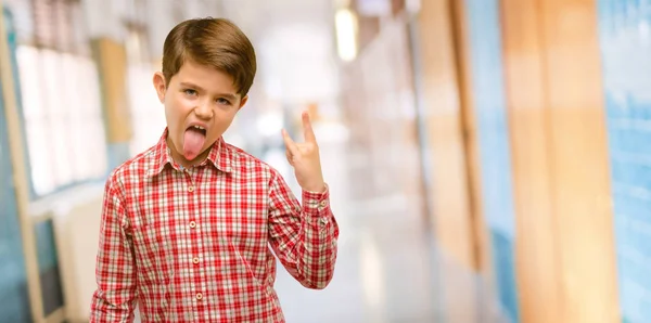 Bello Bambino Con Gli Occhi Verdi Che Simbolo Roccia Con — Foto Stock