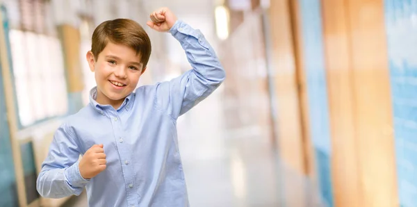 Bello Bambino Con Gli Occhi Verdi Felice Eccitato Esprimendo Gesto — Foto Stock