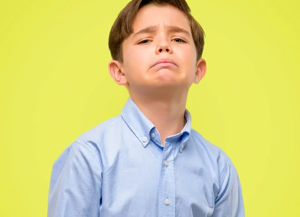 Przystojny Przedszkolaków Zielone Oczy Smutne Zdenerwowany Wyrażenie Niezadowolony Żółtym Tle — Zdjęcie stockowe