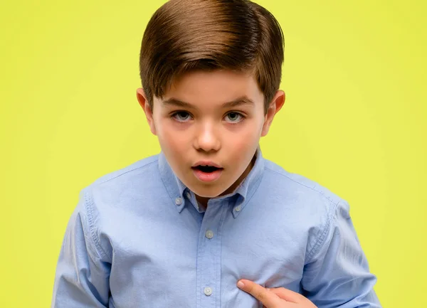 Kind Van Knappe Peuter Met Groene Ogen Blij Verrast Juichen — Stockfoto