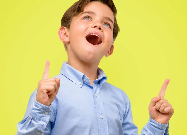 Bonito Criança Com Olhos Verdes Feliz Surpreso Animando Expressar Gesto — Fotografia de Stock