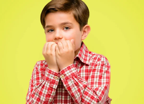 Bonito Criança Com Olhos Verdes Aterrorizado Nervoso Expressando Ansiedade Pânico — Fotografia de Stock