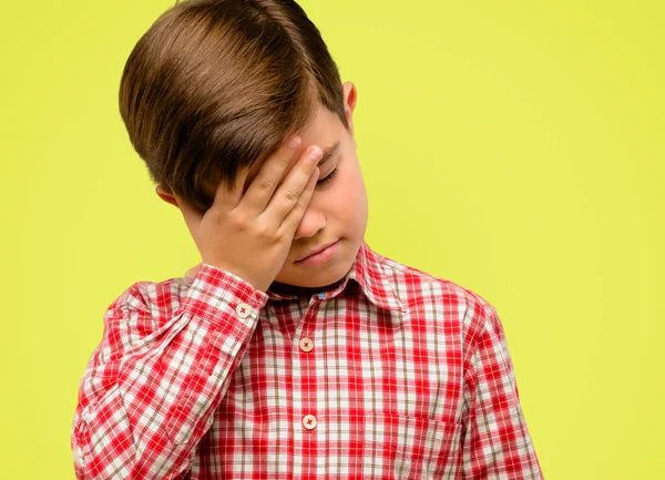 Bello Bambino Con Gli Occhi Verdi Stressante Tenere Mano Sulla — Foto Stock