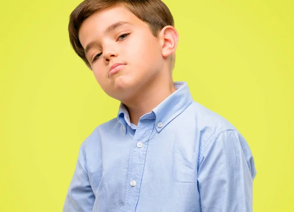 Niño Guapo Con Ojos Verdes Con Expresión Somnolienta Sobrecargado Trabajo —  Fotos de Stock