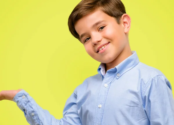 Hübsches Kleinkind Mit Grünen Augen Das Etwas Der Leeren Hand — Stockfoto