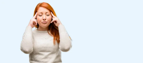 Bella Giovane Rossa Donna Dubbio Espressione Confusione Meraviglia Concetto Futuro — Foto Stock