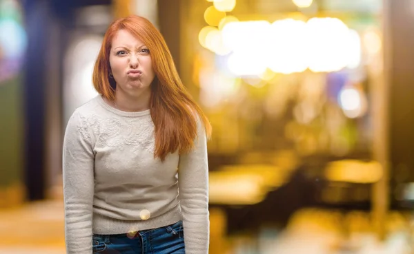 Komik Surat Gece Dalga Yapma Güzel Genç Kızıl Saçlı Kadın — Stok fotoğraf