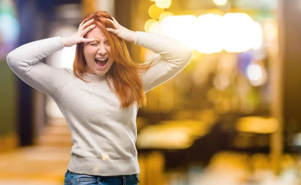 Gyönyörű Fiatal Vöröshajú Stresszes Vezetése Keze Fejét Rémült Pánik Kiabálva — Stock Fotó