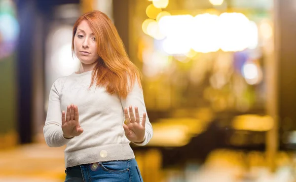 Bella Giovane Rossa Infastidita Dal Cattivo Atteggiamento Facendo Segno Stop — Foto Stock