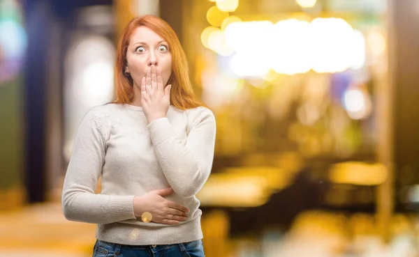 Mooie Jonge Roodharige Vrouw Behandelt Mond Schok Kijkt Verlegen Uitdrukken — Stockfoto