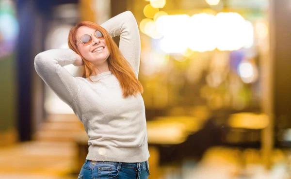 Hermosa Joven Pelirroja Confiada Feliz Con Una Gran Sonrisa Natural —  Fotos de Stock