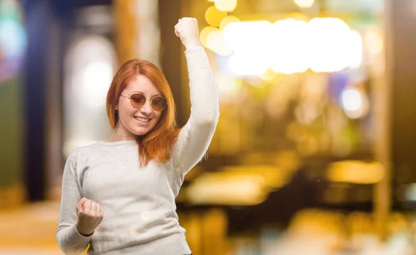 Hermosa Joven Pelirroja Feliz Emocionada Celebrando Victoria Expresando Gran Éxito — Foto de Stock